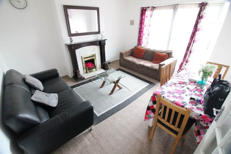 LARGE TWO BED GROUND FLOOR GARDEN FLAT- HOUNSLOW HESTON ISLEWORTH HEATHROW HARLINGTON