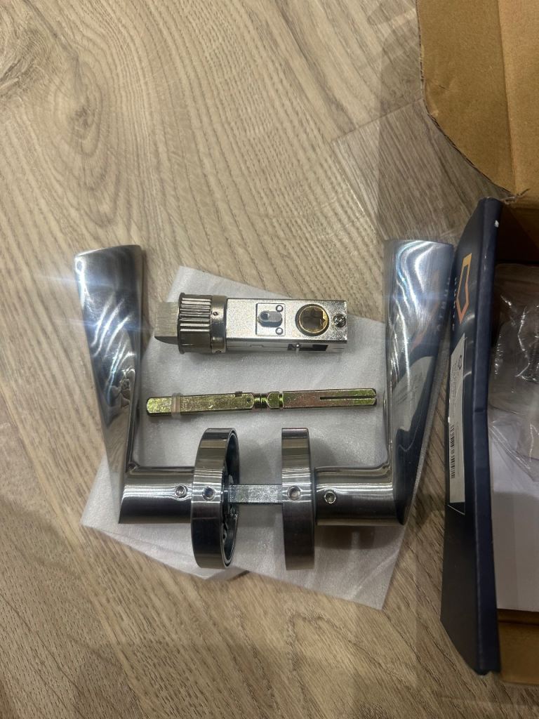 Hunta designer door lever handle with privacy pin