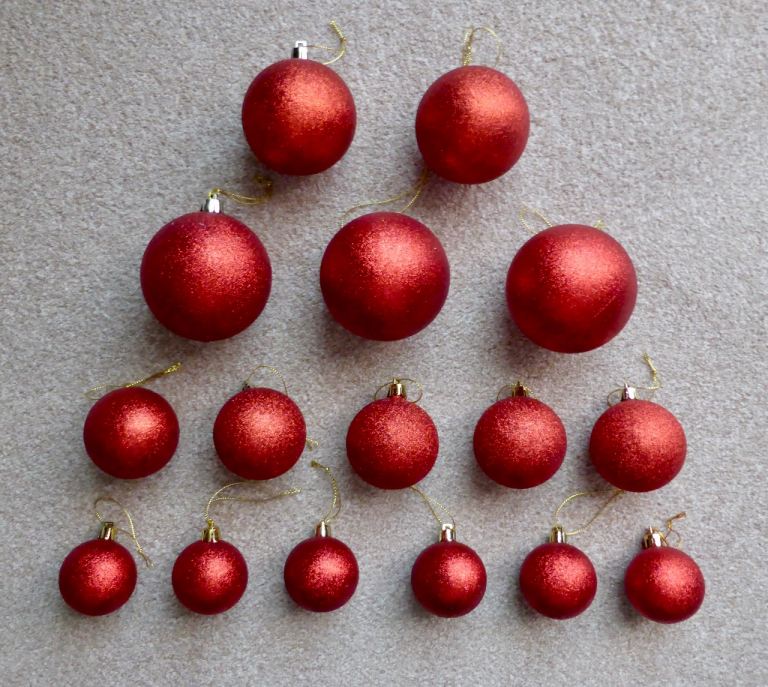 16 X RED GLITTER BAUBLES CHRISTMAS TREE HANGING DECORATIONS XMAS BALLS ALL 16 FOR £3