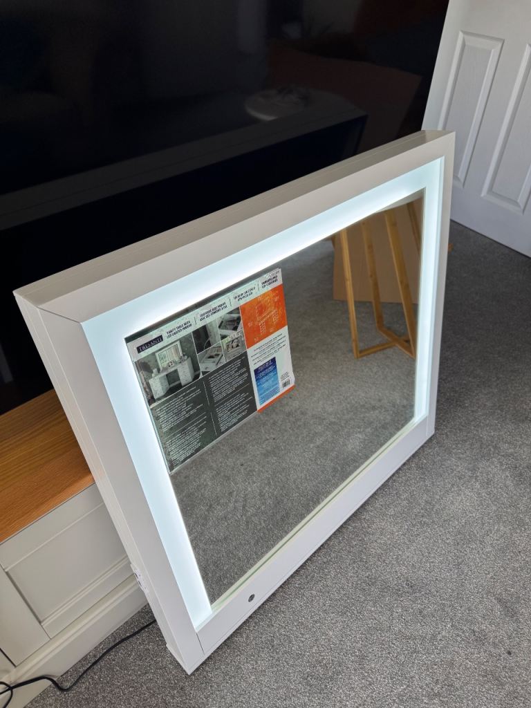NEW Tresanti Mirror w/Dimmable LED Light for Dressing Table