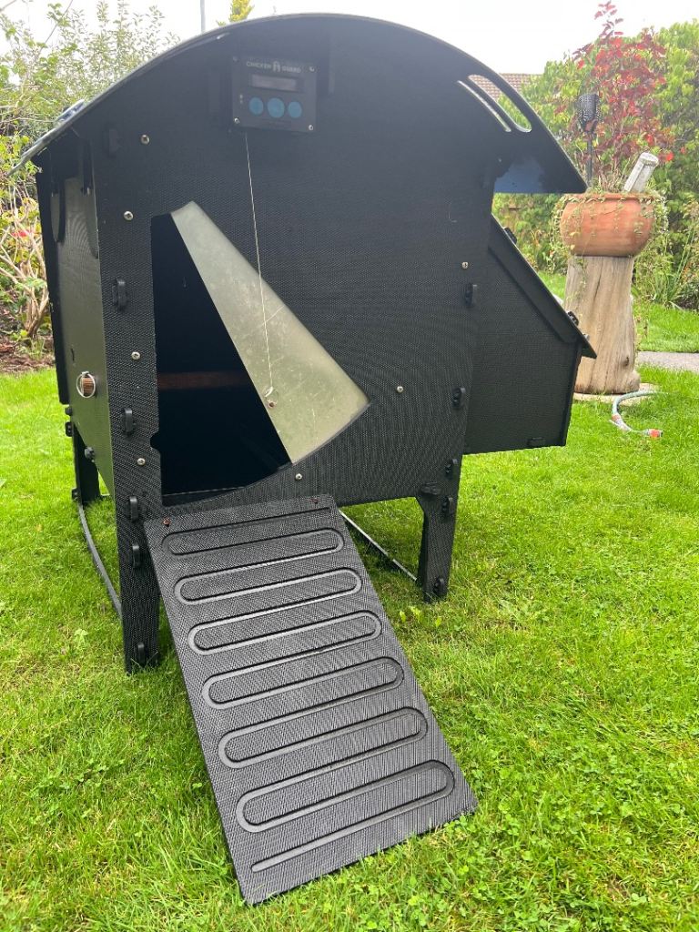 Nestera chicken coop - medium lodge with automatic door