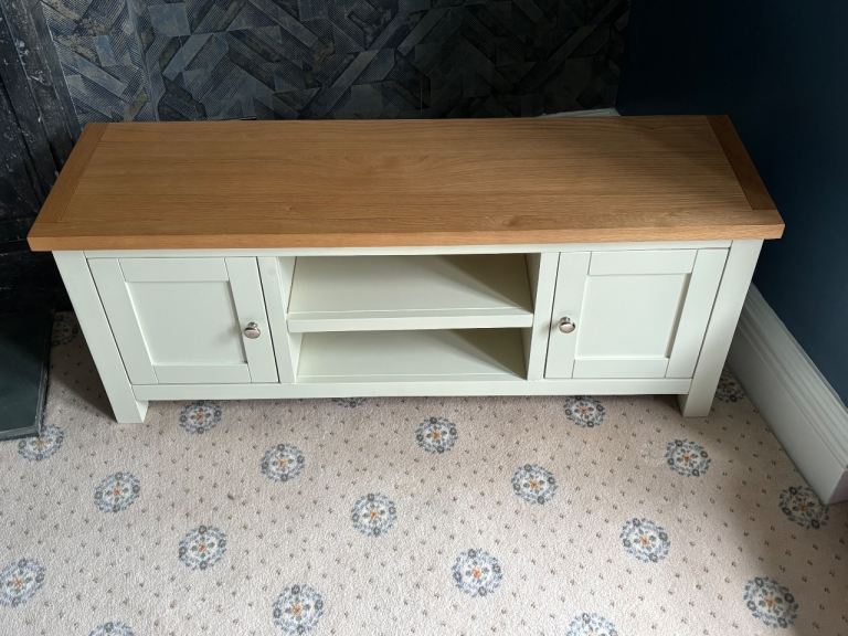 Roseland Oak Top TV :/DVD Stand