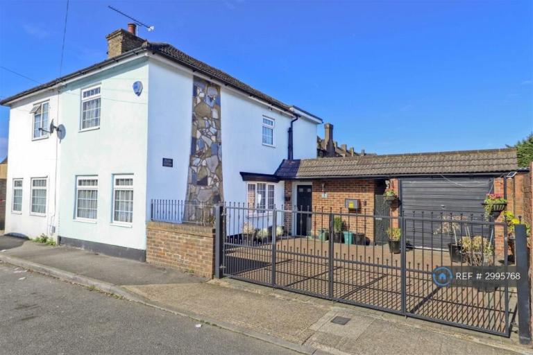 2 bedroom house in Heath Road, Uxbridge, UB10 (2 bed) (#2995768)