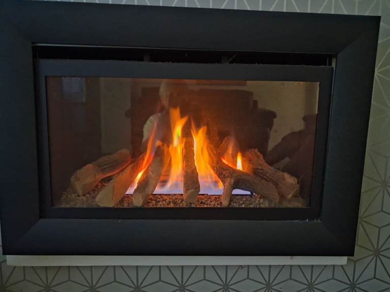 Hole in the wall gas fire with remote  ontrol