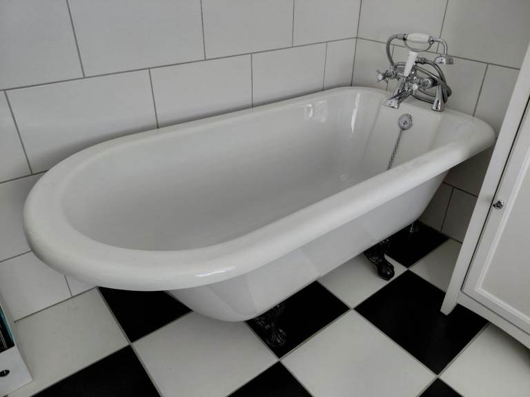 Free standing bath with claw feet