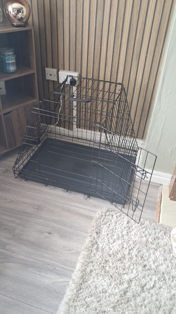 Pyramid shaped dog crate