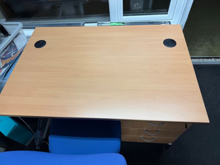 Modern cantilever desk with 3 lockable drawers