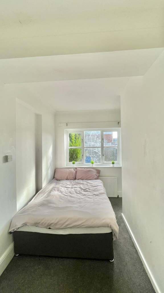 Dbl room in a lovely shared house near buses&shops