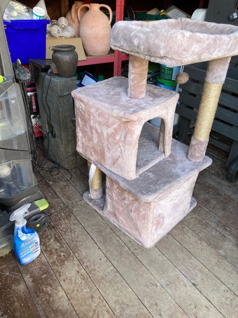 Cat house/scratch post 