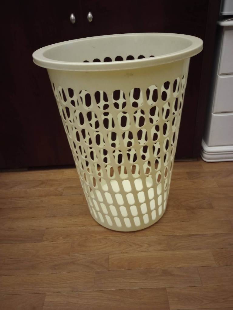 House clearance! Large Plastic Laundry/ Toy Storage Basket in very good condition