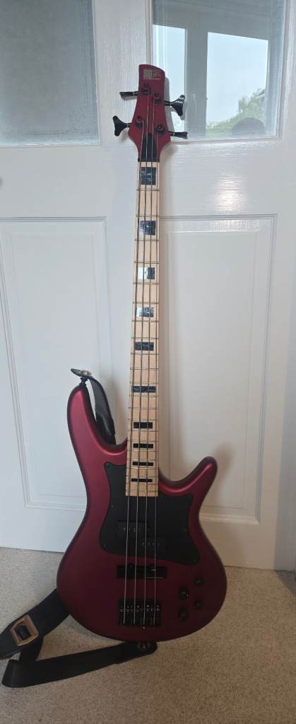 Ibanez Mezzo medium scale (32") active bass guitar