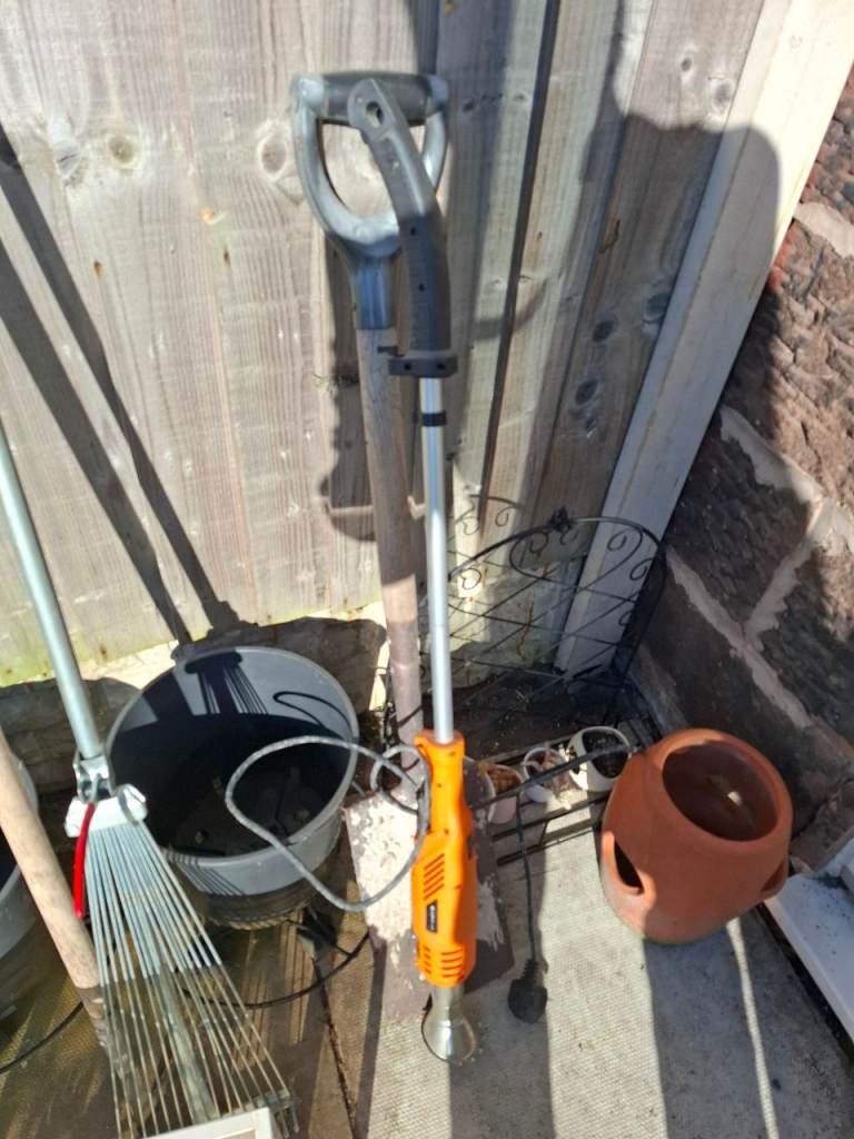 Ground level electric weed burner 