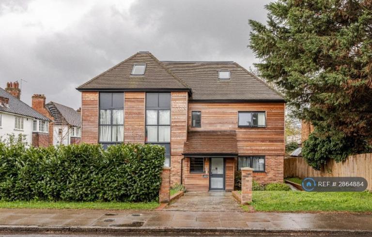 2 bedroom flat in Braeburn Court, London, N14 (2 bed) (#2864884)