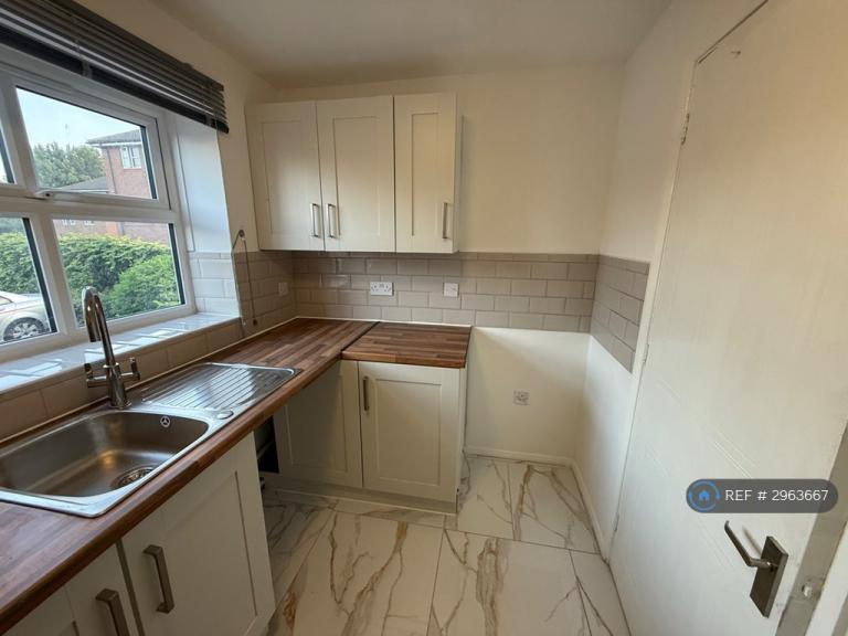 2 bedroom flat in Voyagers Close, London, SE28 (2 bed) (#2963667)