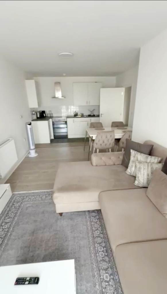 Chic modern newbuild 1 bed Hayes for 1 bed Ealing to Central London 