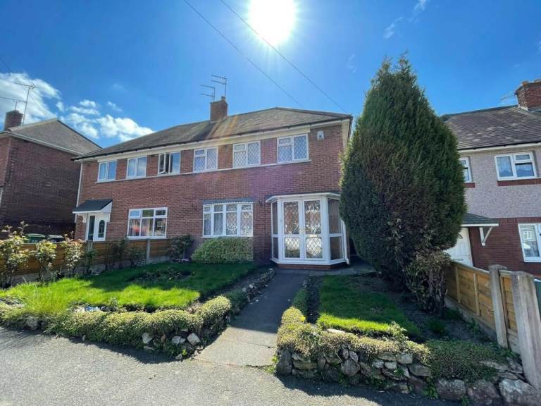3Bed Semi near Manor Hospital&city centre Off Rd Parking,Garden close to M6 Jct10 ideal for families