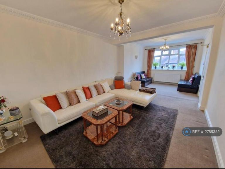 6 bedroom house in Highfield Avenue, London, NW9 (6 bed) (#2789352)