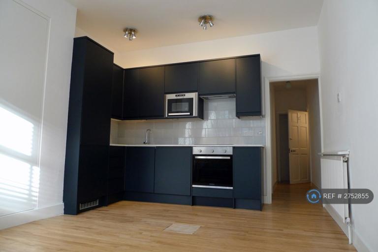 2 bedroom flat in Acton Lane, London, W4 (2 bed) (#2752855)