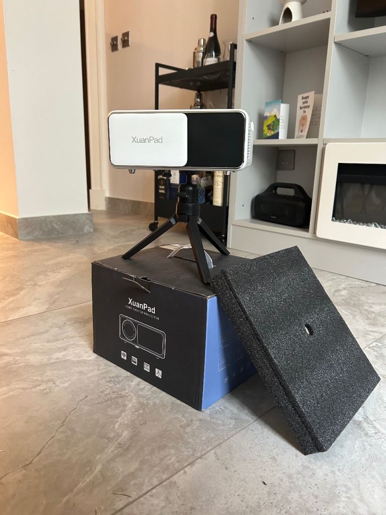 XuanPad Home Theatre Projector + 84” screen – great condition