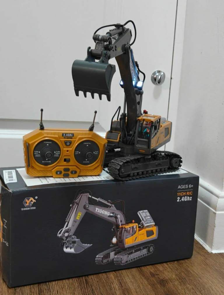 11 Channel Remote Control Excavator whit 2 batteries included 1:20