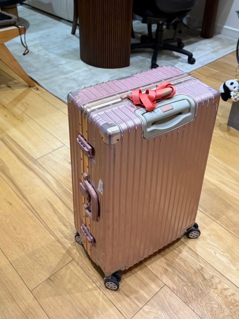Medium size suitcase 