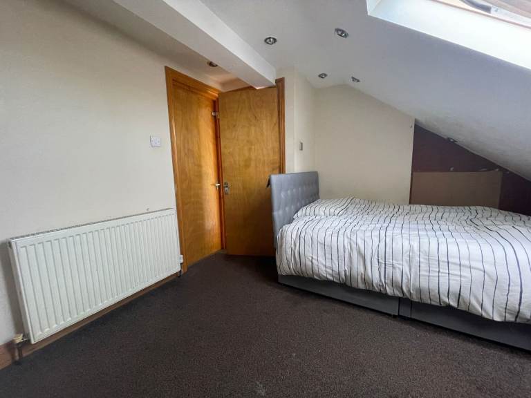 Spacious & Cosy Double Room For Rent AT E12 5JG