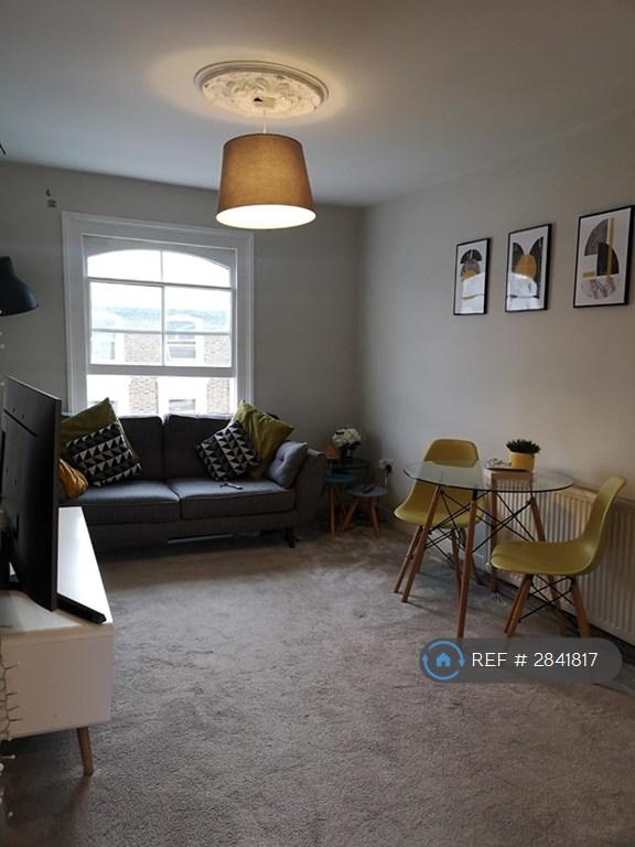1 bedroom flat in Overstone Road, London, W6 (1 bed) (#2841817)