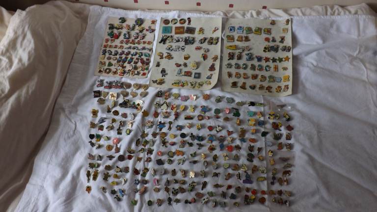 HUGE JOB LOT OF VINTAGE / COLLECTABLE ENAMEL PIN BADGES PINS. APPROX 390