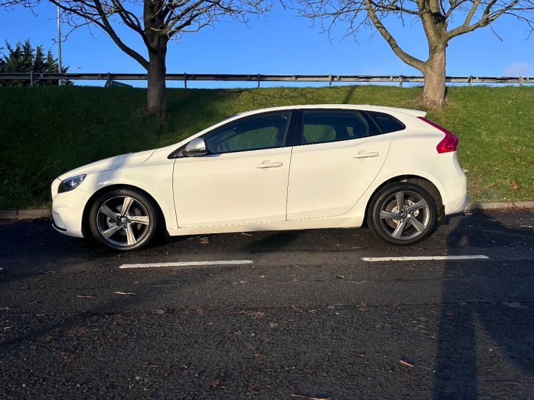 VOLVO V40 D2 2.0 R DESIGN 5 DOOR HATCHBACK ***£20 ROAD TAX*** ***FINANCE AVAILABLE***