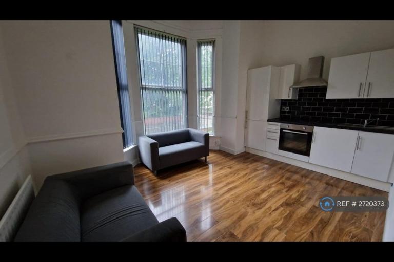 2 bedroom flat in Seymour Road, Manchester, M8 (2 bed) (#2720373)