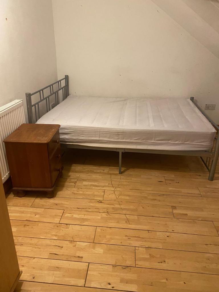 SPACIOUS CLEAN FURNISHED DOUBLE LOFT  ROOM - CLOSE TO TUBE AND BUSES-MOVE IN TODAY