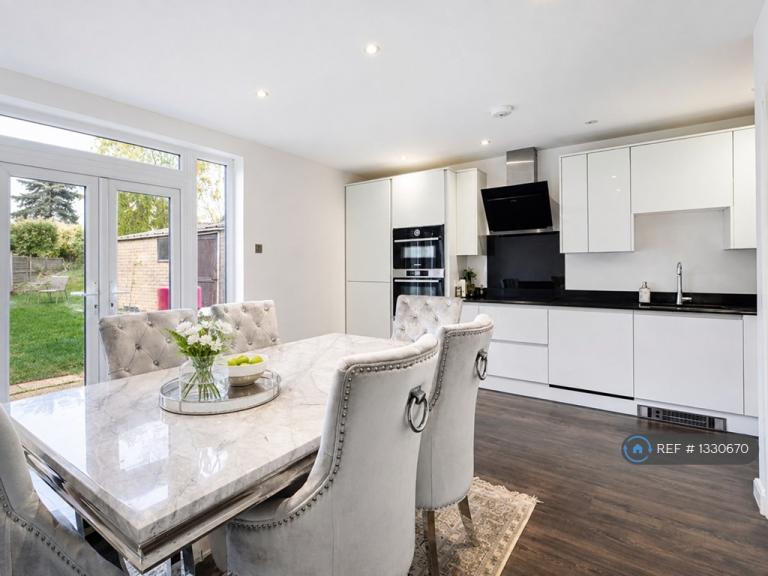 3 bedroom house in Middleton Drive, Pinner, HA5 (3 bed) (#1330670)
