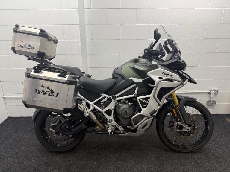 TRIUMPH TIGER 1200 RALLY EXPLORER ** FULL LUGGAGE - RADAR - DECEMEBER 26 MOT **