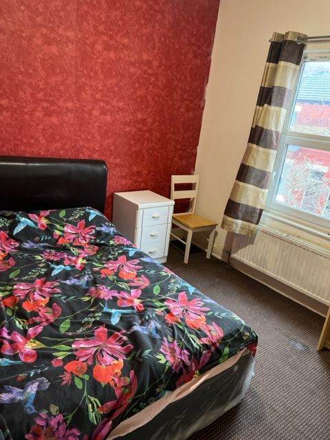Cosy double room, close to center and University, good for couples. Starts from £135p/w