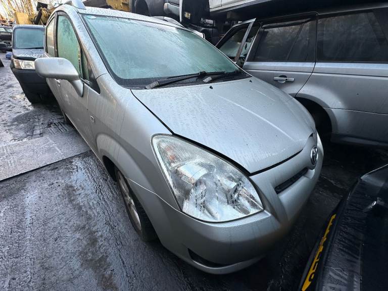 TOYOTA COROLLA VERSO 2008 1.8 PETROL BREAKING FOR PARTS 