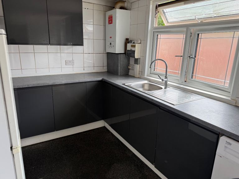 2 bedroom unit - No Agents