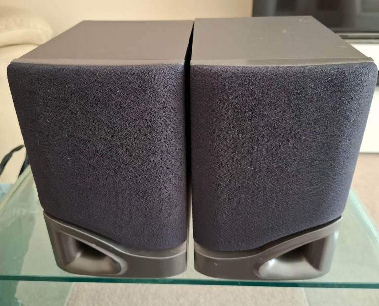 A Pair of LGFE-213E. 40w Bookshelf Speakers Excellent Condition in Grey.