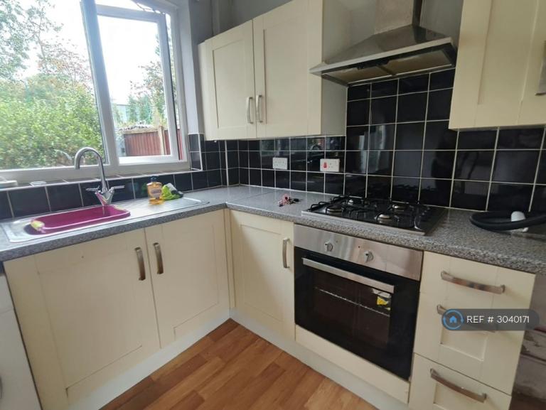 2 bedroom house in Surrey Avenue, Darwen, BB3 (2 bed) (#3040171)