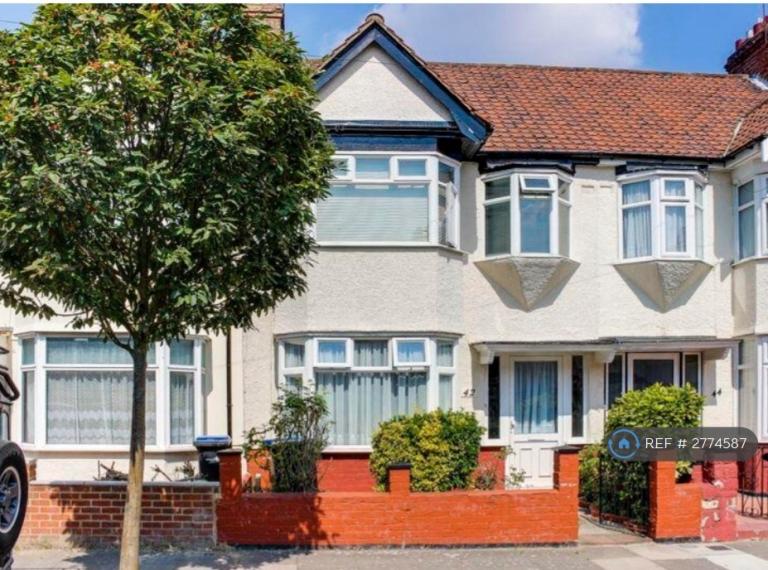 3 bedroom house in Causeyware Road, London, N9 (3 bed) (#2774587)