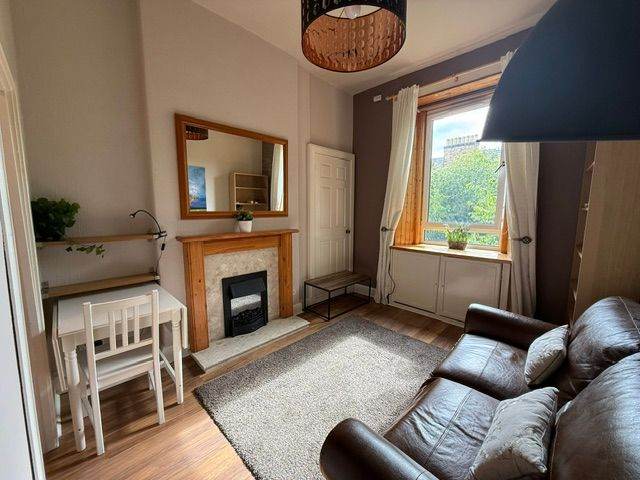 Newly Refreshed One Bedroomed  Sunny flat in Gorgie EH11