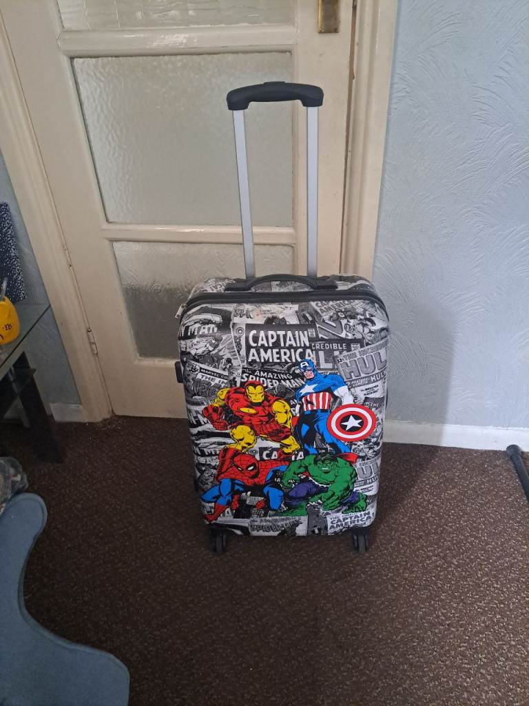 Medium suitcase with a hard shel material and 4 wheels 