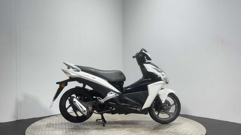 Honda Vision NSC 50 R 2014 17K RUNNING PROJECT SCOOTER 50CC SPARES OR REPAIR