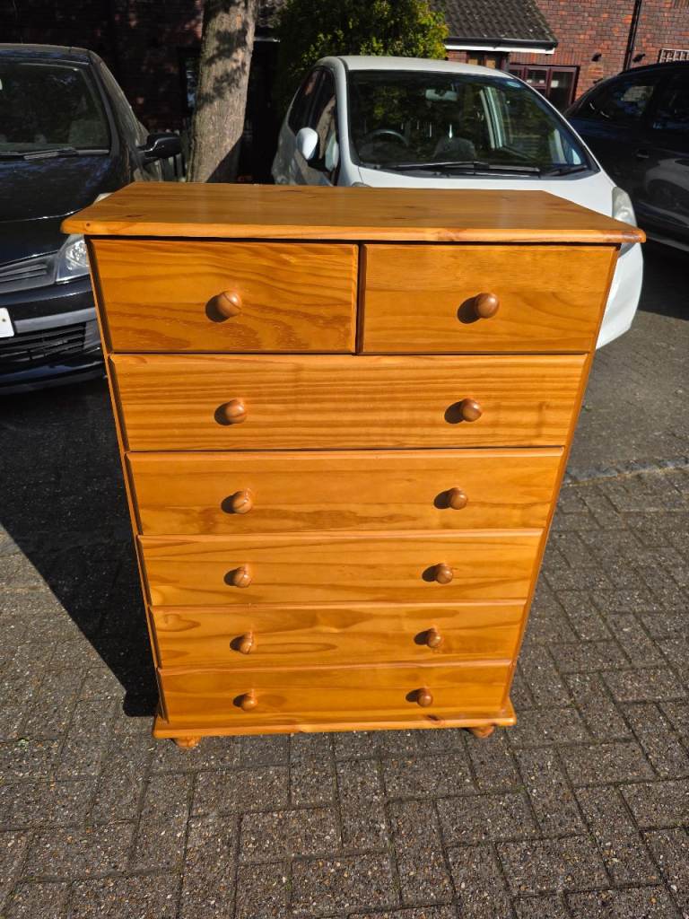 Wooden chest of drawers 