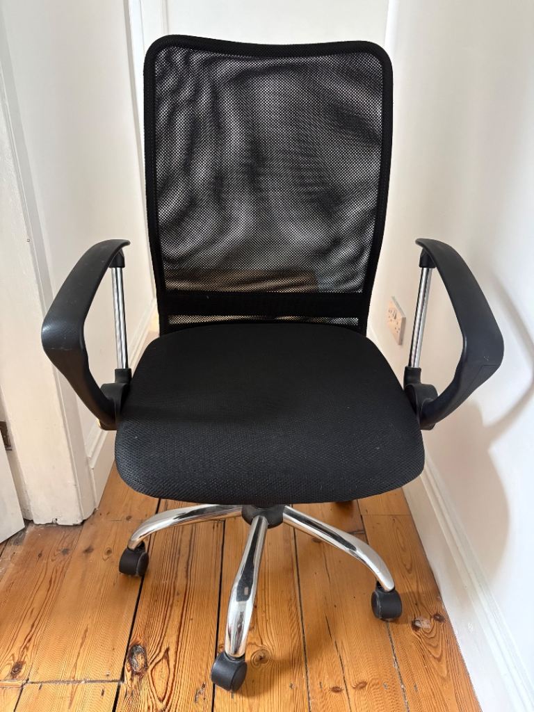 Black Mesh Office Chair with Chrome Base – Good Condition