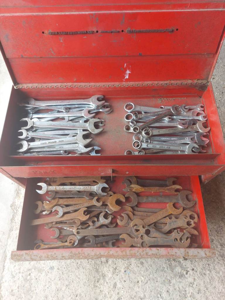 VINTAGE TOOL BOXES & SELECTION OF VINTAGE TOOLS & A CHAIN HOIST