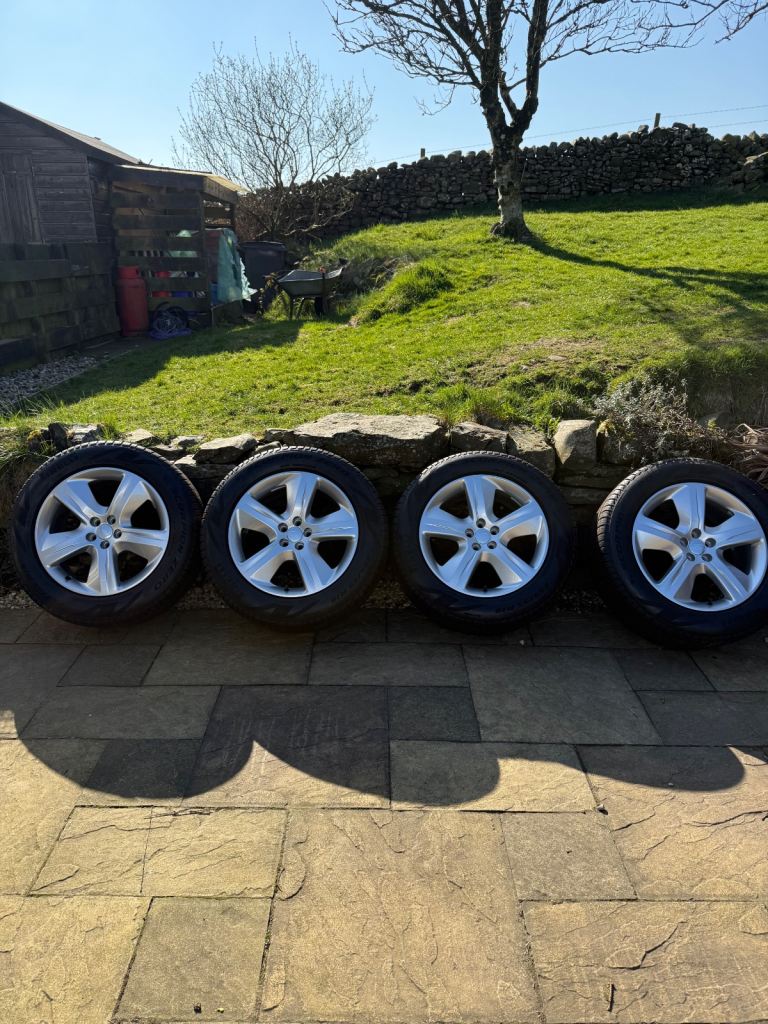RANGE ROVER VELAR 19 INCH ALLOY WHEELS COMPLETE WITH PIRELLI  TYRES