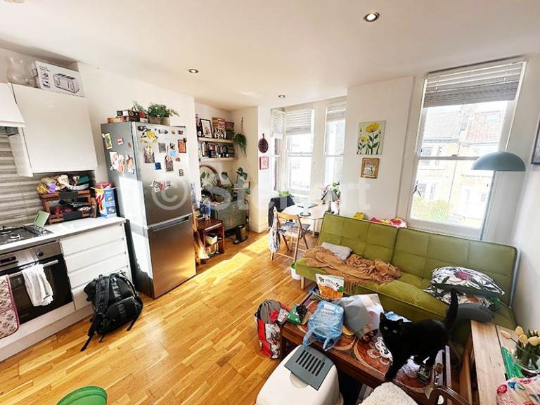 2 bedroom flat in Beresford Road, London N8