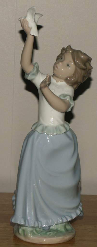Vintage Nao by Lladro Girl releasing Dove (324) Boxed