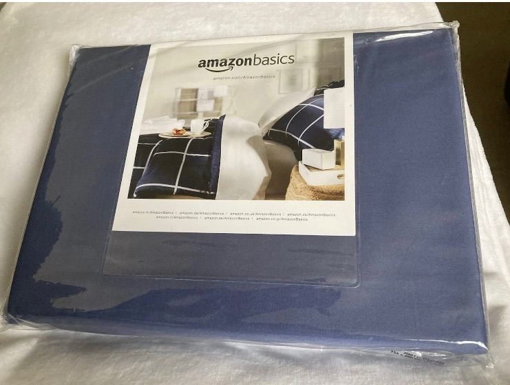 Amazon basics blue bedding set for doubles, pillow cases and duvet cover