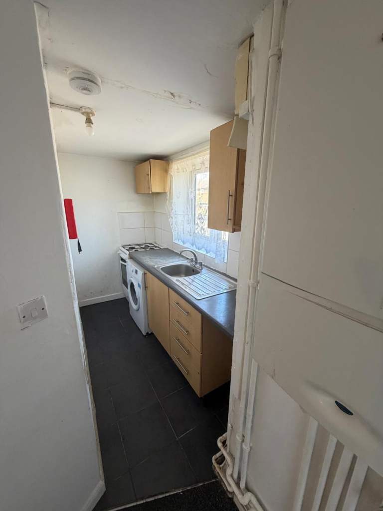2 Room flat available at  Ashhurst way 